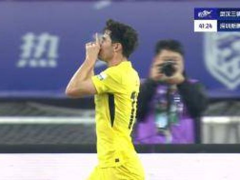 [进球视频]禁区乱战！新鹏城掷手榴弹战术奏效，三镇防线忙中出错丢球