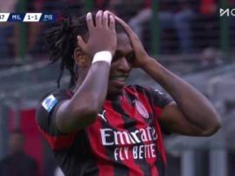 [击中横梁] 太可惜了！莫德里奇传球福法纳脚后跟妙传！莱奥抽射击中横梁！