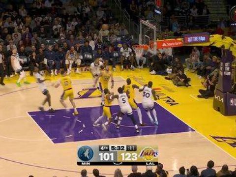 [东契奇吃饼勉扣]今天真拼了！东契奇拿下后场篮板快速上球，随后接球单臂勉扣?