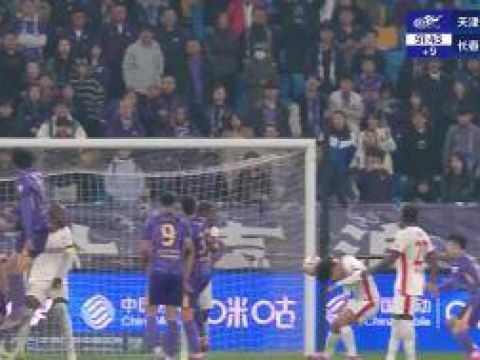 [进球视频]逆天乌龙！贺一然头球顶入自家球门，津门虎扳回一城1-2亚泰