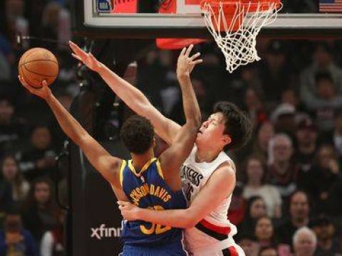 [杨瀚森大帽]来尝尝中式火锅！杨瀚森镇守篮下，送对手两记大帽！