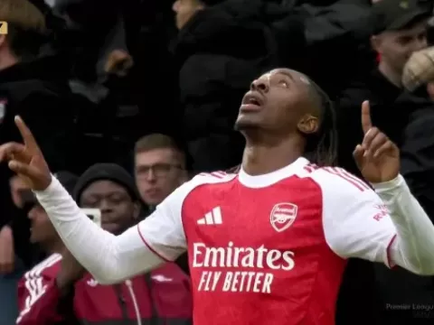 【进球】定位球再建功！加布头球摆渡 埃泽凌空踹射破旧主