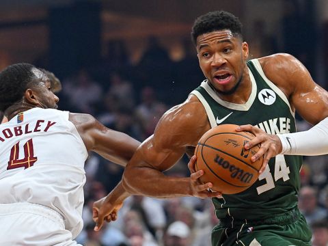 开拓者107-114快船 杨瀚森仅登场4分钟莱昂纳德独揽30+10