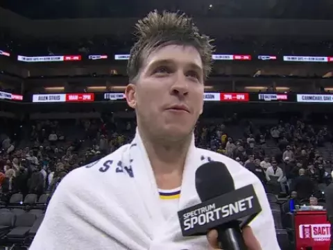 50+比肩科鲨詹！里夫斯：我不值得拥有这一切 但我很荣幸