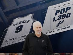 低调！马刺为波波维奇升起1390胜旗帜 未举行公开仪式符合风格