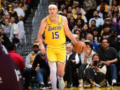 里夫斯在背靠背的比赛中共计砍下92分，成为NBA非选秀球员背靠背得分纪录