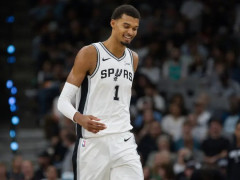 文班亚马成为历史上第二位达成新赛季5胜0负场均30+的中锋，比肩张伯伦