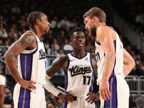 国王vs雄鹿精华回放 国王六人上双险胜雄鹿终结连败颓势