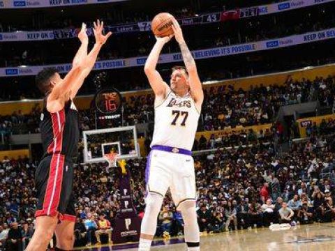 [东契奇集锦]手感不好但我可是全能的！东契奇29分11板10助取个人赛季首个三双