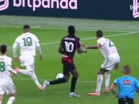 [射门偏出]射门真是辣眼睛！巴特萨基传中，福法纳无人盯防射门踢偏