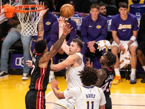 热火vs湖人精华回放 东契奇拿下三双助湖人守护主场取得三连胜