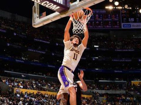 [海斯三分]顿宝队安勿念！海斯内线强吃 随后又自信飙中三分！