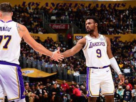 [布朗尼空接暴扣]老父亲激动起身！布朗尼上演空接炸扣 詹姆斯挥拳鼓掌庆祝