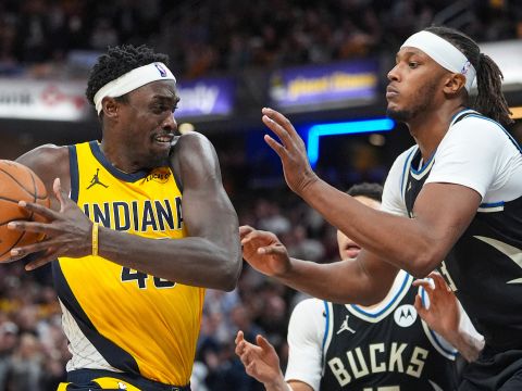 西亚卡姆vs雄鹿集锦 空砍32+5+8攻传一体难挽颓势