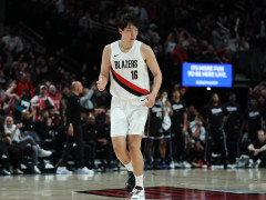 开拓者半场险胜湖人一分！杨瀚森上半场没能登场 罗威替补出战表现亮眼