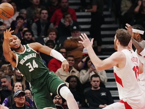 阿德托昆博vs猛龙集锦 遭遇反坦克装甲贡献22+8独木难支