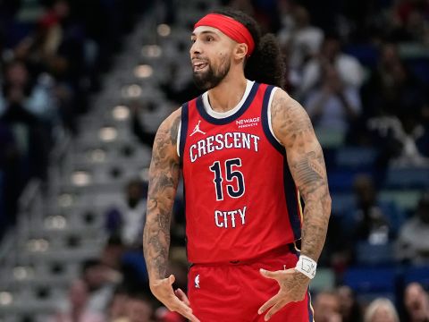 阿尔瓦拉多vs黄蜂集锦 替补登场拿下18+3+6末节关键时刻三分逆转比赛