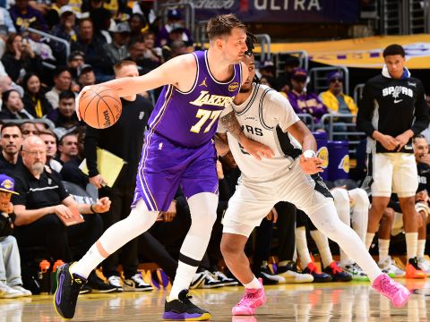 东契奇vs马刺集锦 全场轰下35+9+13大号准三双助球队取胜