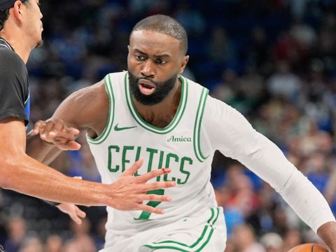 杰伦-布朗vs魔术集锦 效率超高轰下32+9沦为空砍