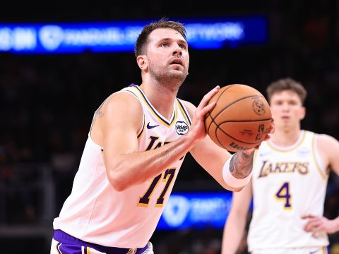 湖人102-122老鹰 东契奇空砍22+11老鹰守护主场大胜湖人