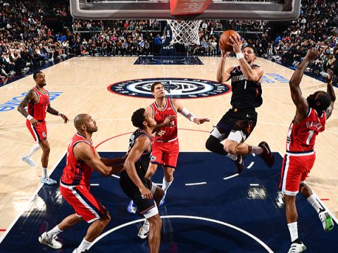 太阳114-103快船 布克21+10+9力压哈登13+13