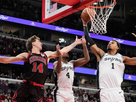 马刺121-117公牛 文班亚马关键时刻两记三分帮助球队逆转比赛