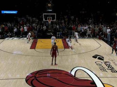 [米切尔绝平三分]神仙打架！米切尔超难底角后撤三分绝平轰进！