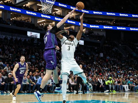 雄鹿vs黄蜂精华回放 字母缺阵黄蜂多点开花全场压制轻取雄鹿