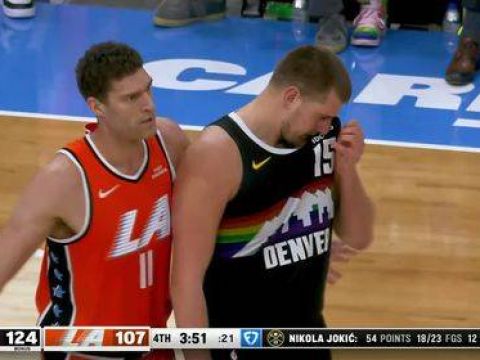 [花絮] 足球奇葩一幕再现！有球迷冲进球场 连续躲闪最终被擒