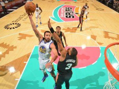 [库里集锦]老学生创新高！库里第三节22分+猛扎篮下！16罚轰下46+5+5！