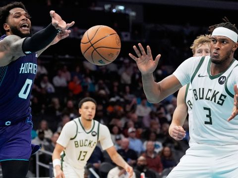 雄鹿100-111黄蜂 字母缺阵黄蜂多点开花全场压制轻取雄鹿