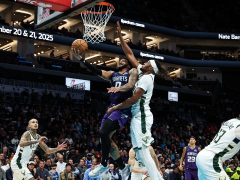 雄鹿100-111黄蜂 字母缺阵黄蜂多点开花全场压制轻取雄鹿