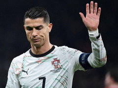 国家队生涯污点！C罗在比赛的第61分钟时向对手肘击被直红罚下