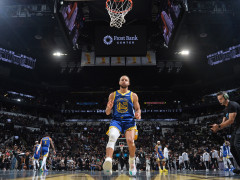 解约后第一场比赛！库里穿科比6代狂轰49分 双杀马刺