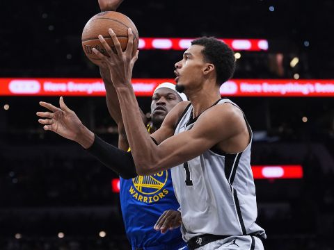 文班亚马vs勇士集锦 26分12板关键防守未能助球队完成复仇