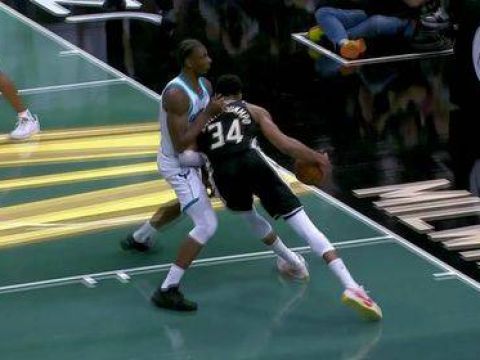 [字母哥关键球]太强了！字母哥碾压篮下+反击上篮终结比赛