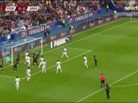 [进球视频]VAR确认进球有效！B费任意球被扑，维加补射助葡萄牙1-0领先