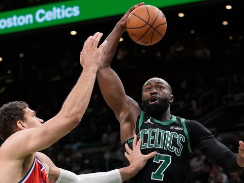 布朗vs快船集锦 全场狂揽33分13篮板带队险胜快船捍卫主场