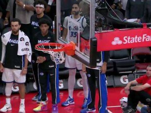 [杜兰特扳平]单挑之王！落后3分 杜兰特关键干拔三分扳平