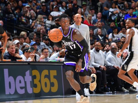 施罗德vs马刺集锦 里突外投拿下22+6+5为球队提供火力支援