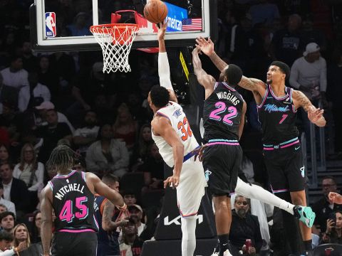 尼克斯113-115热火 唐斯绝平偏出热火主场险胜尼克斯