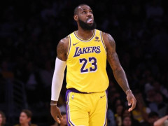 詹姆斯复出首秀：11+12创多项历史第一 吐舌大笑提前打卡