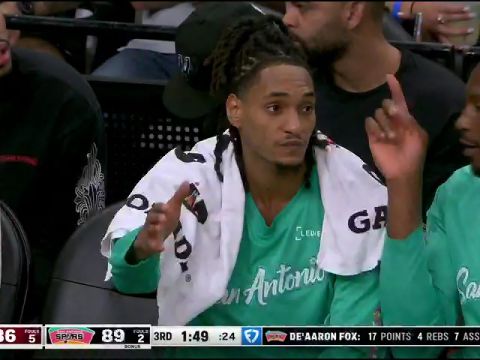 NBA常规赛：老鹰vs马刺第3节英文原声回放