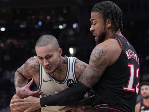 76人123-114雄鹿 马克西狂轰54分率领76人加时险胜雄鹿