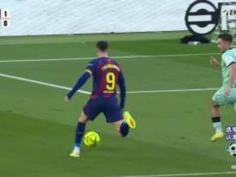 [进球视频]新诺坎普首球！莱万开场4分钟低射近角破门，巴萨1-0领先！