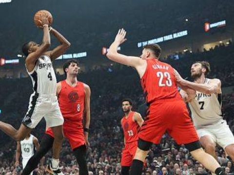 [福克斯集锦]我来Carry吧！福克斯26中11爆砍37分6板8助3断1帽 罚球12中12