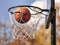 中国男篮主帅：赵睿在加入国家队集训后出现腿部拉伤，为保护球员决定不让他参与今日的比赛