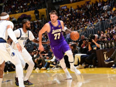 赛前撞臀浓眉+赛后拥抱欧文！40岁老詹在场+13满脸笑容 躺赢真幸福