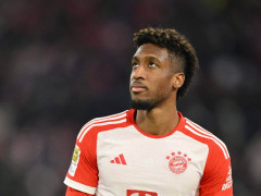 科曼社媒晒照纪念致敬仪式：我很荣幸能够分享我在这里的回忆，我真的非常开心