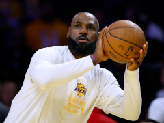 NBA常规赛湖人vs太阳 双方首发阵容出炉！詹姆斯复出主场迎战布克